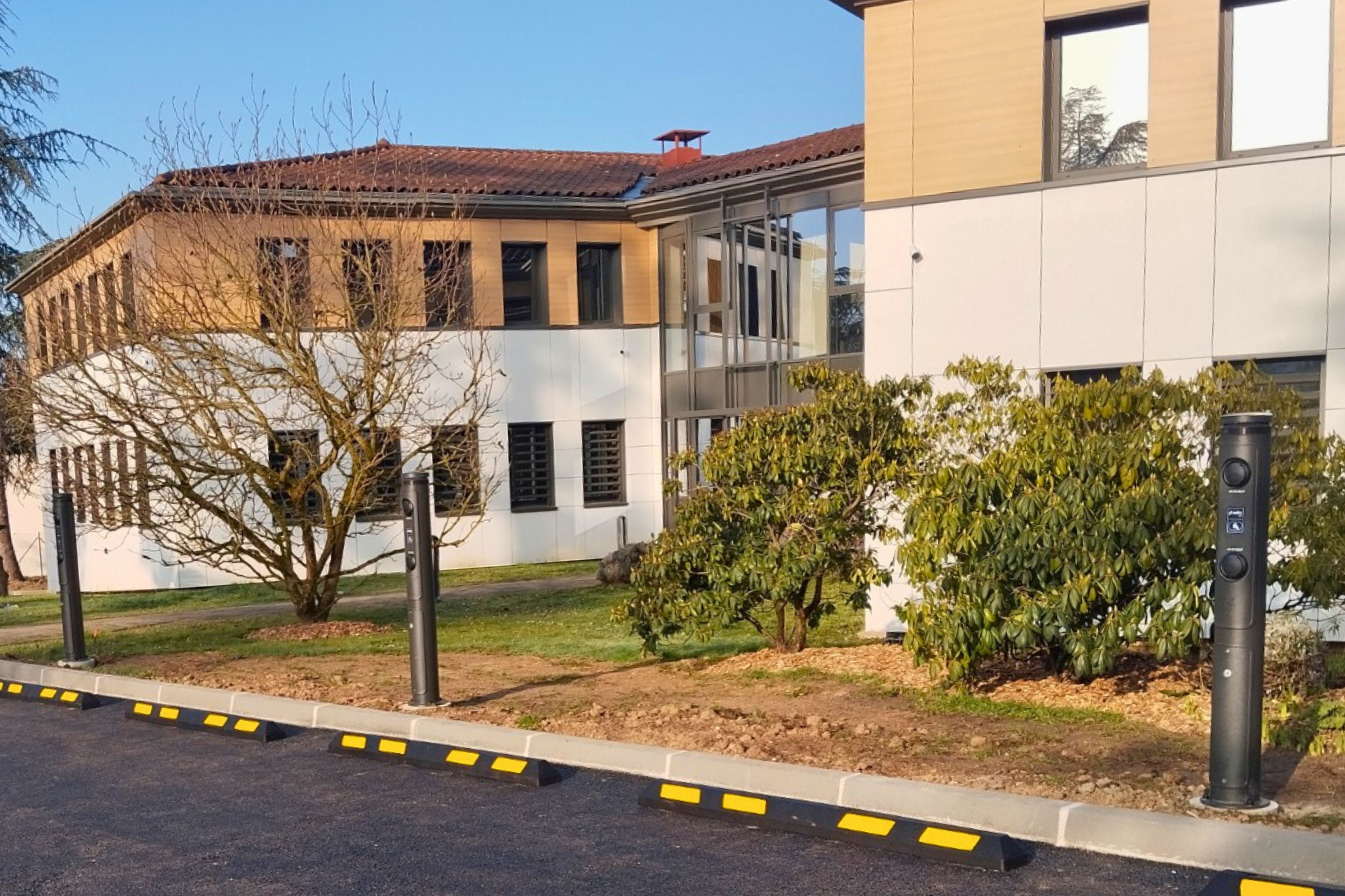 Slimme laadinfrastructuur met Ratio io7-laadpalen bij zakelijk vastgoed in Charbonnières-les-Bains